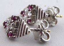 Náušnice z bílého zlata se šesti diamanty a šesti rubíny