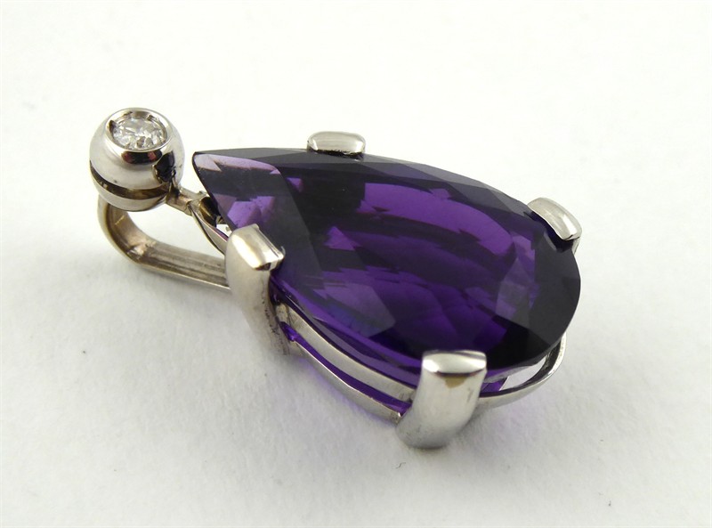 Přívěsek s přírodním ametystem a diamantem