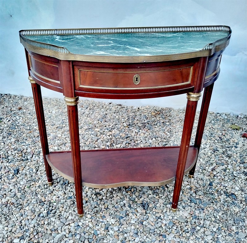 Konzolovy stolek se zeleným mramorem