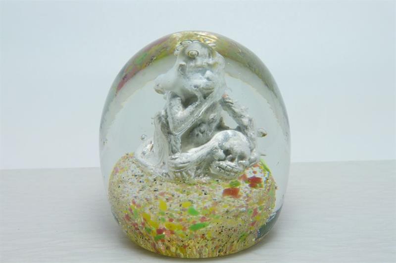 Sběratelská rarita - těžítko: Opičák s lebkou