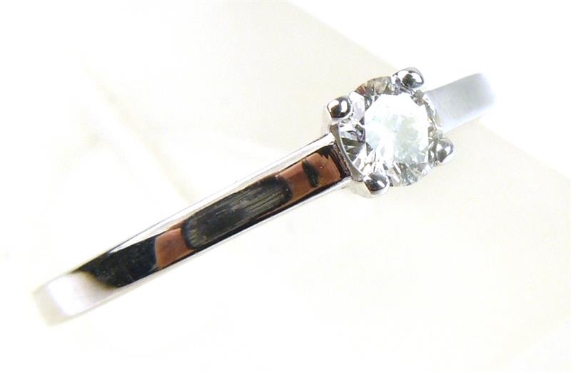 Zlatý prsten s briliantem