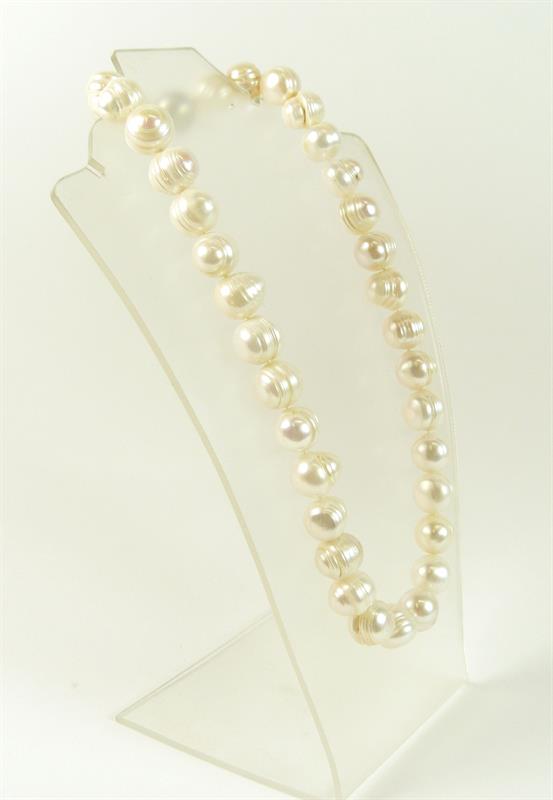 Velký perlový náhrdelník s kulatou sponou