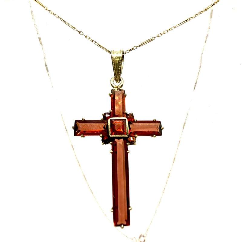 Zlatý přívěšek - křížek s granáty