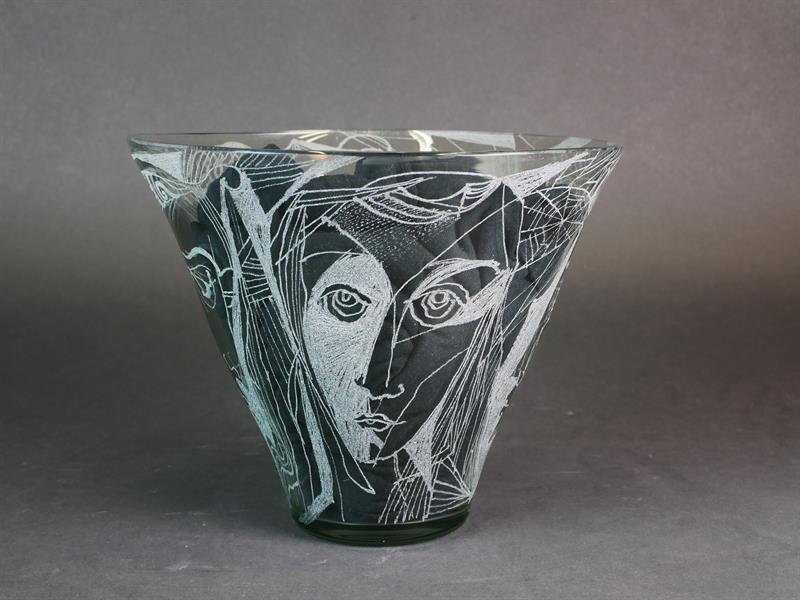 Skleněná vára s rytými motivy dívčích hlav, Brusel