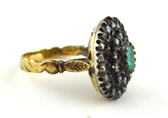 Prsten se smaragdem a diamantovými routami