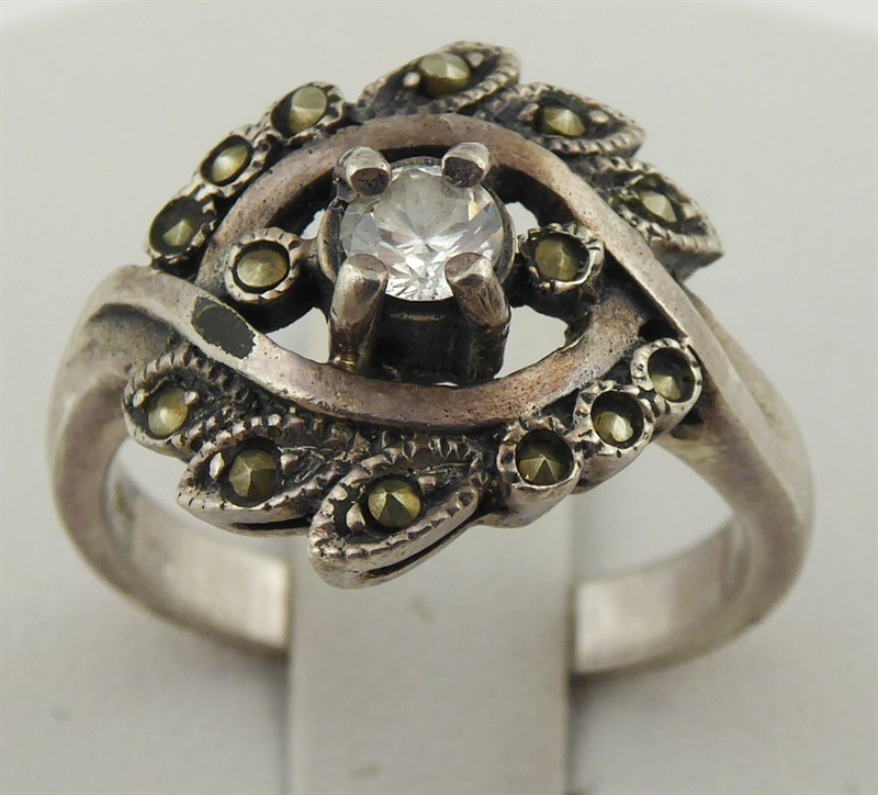 Stříbrný prsten s markazity a zirkonem