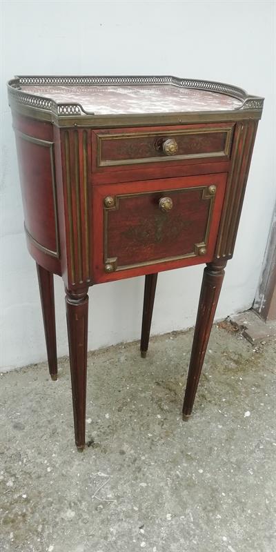 Stolek vykládaný mosazí