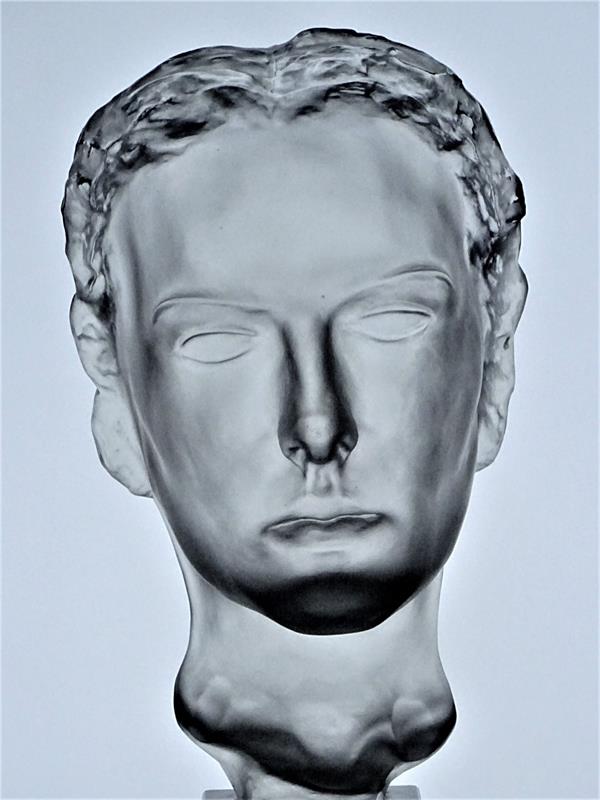 Skleněná plastika Maska, 1935