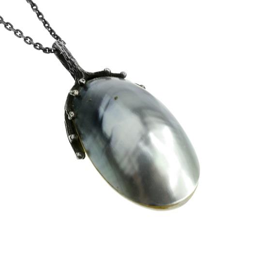 Stříbrný náhrdelník s perletí