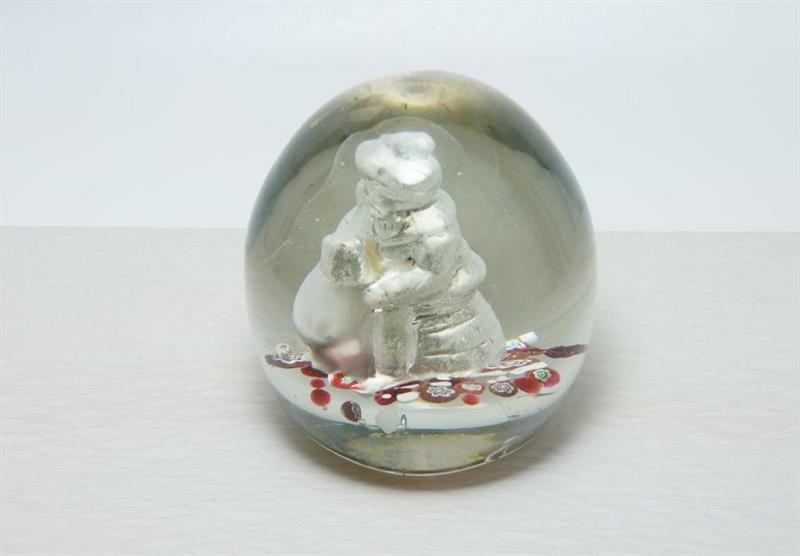 Sběratelská rarita - těžítko: Trpaslík na sudu s millefiori