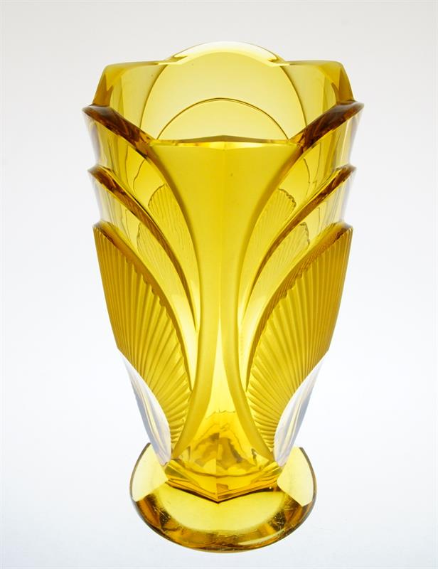 Art - Deco váza z broušeného ambrového skla Rudolf HLOUŠEK