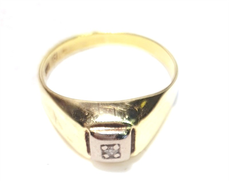 Zlatý prsten s diamantem