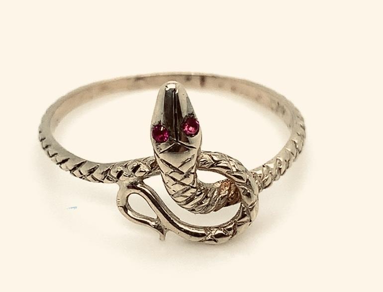 Starožitný prsten s hadem