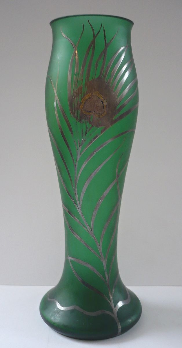 Secesní vázička s pavím perem