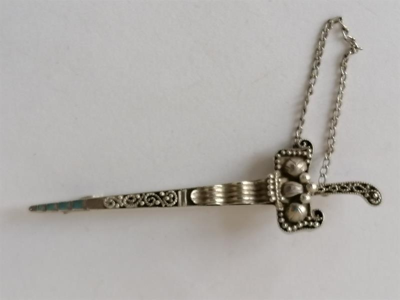 Stříbrná brož Meč v pochvě