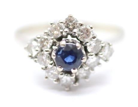 Zlatý prsten s diamanty a safírem