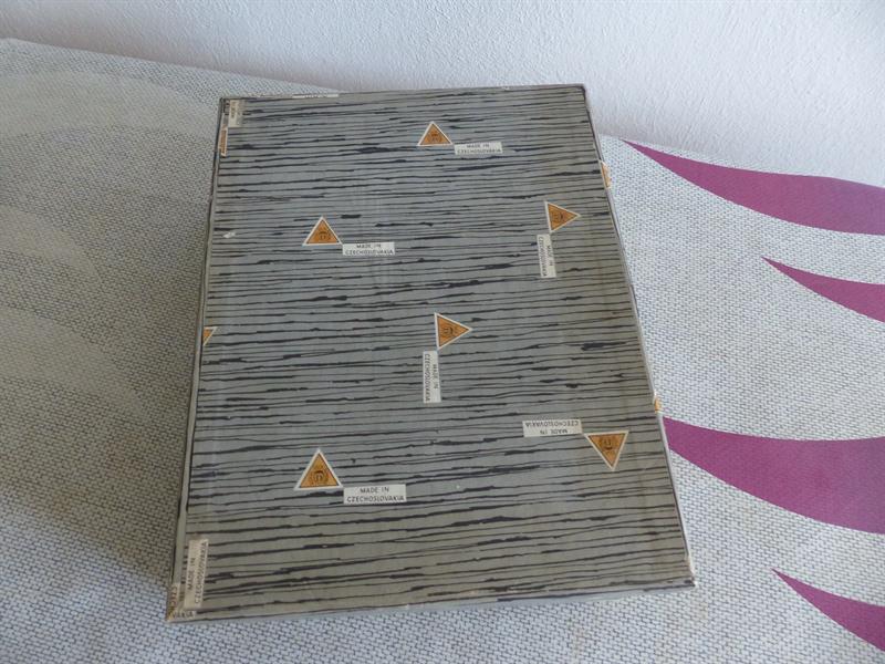 BRUSEL STOLNÍ SOUPRAVA V ETUJI ROYAL DUX 1960 MOTIV PRAHY