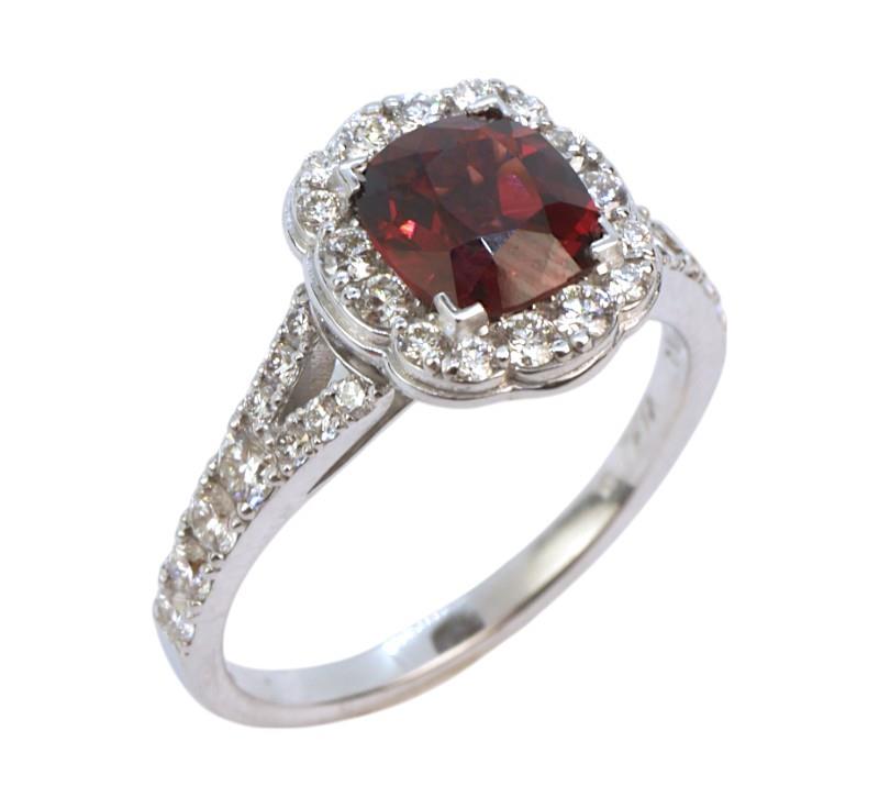 Zlatý prsten s rhodolitem a diamanty