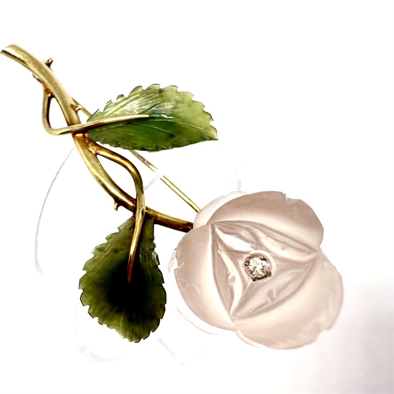 Zlatá brož s růženínem, nefritem a briliantem