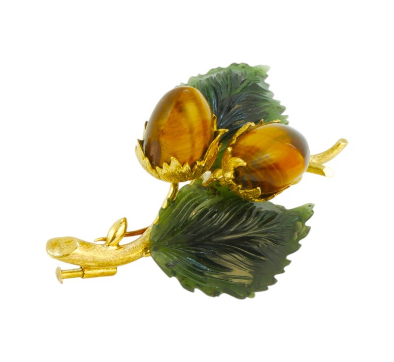 Zlatá brož - větvička s lískovými oříšky