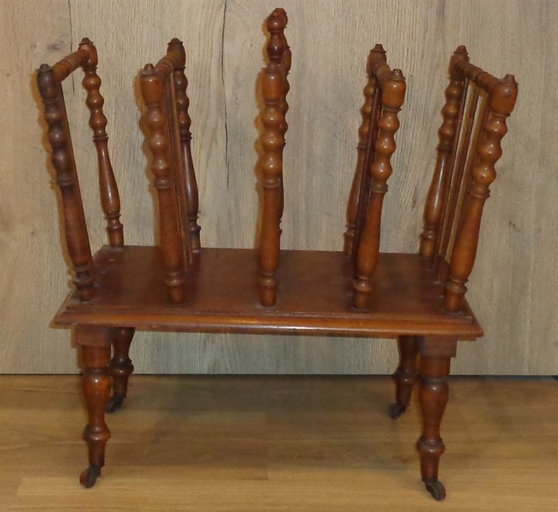 Dřevěný stojan na noviny,noty a pod.