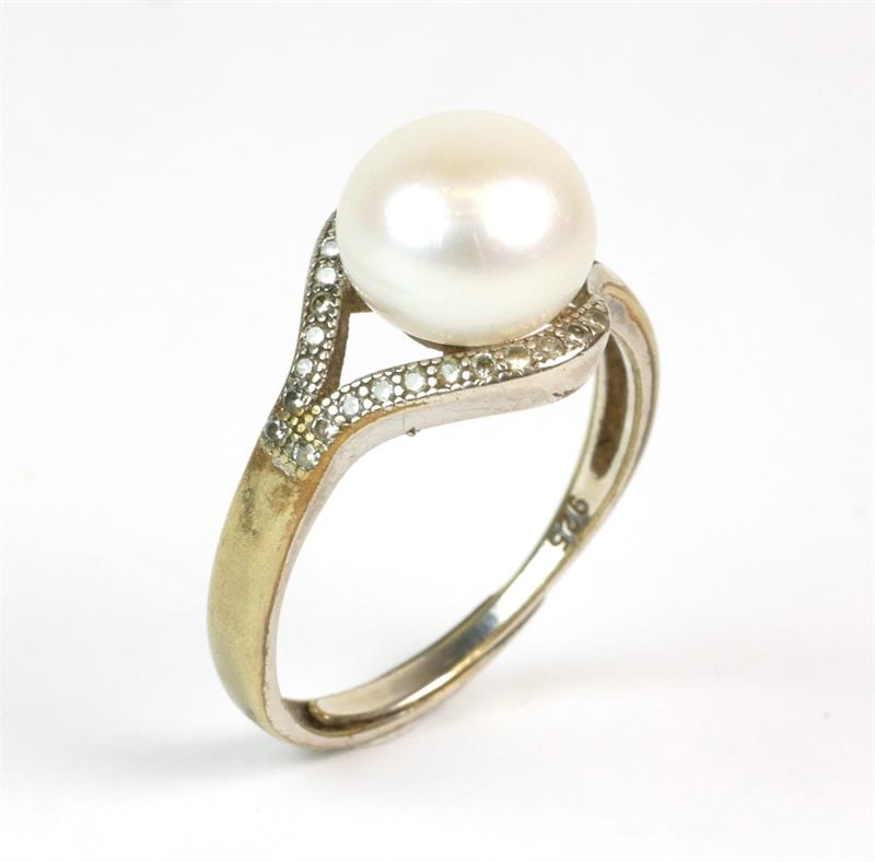 Stříbrný prsten s perlou