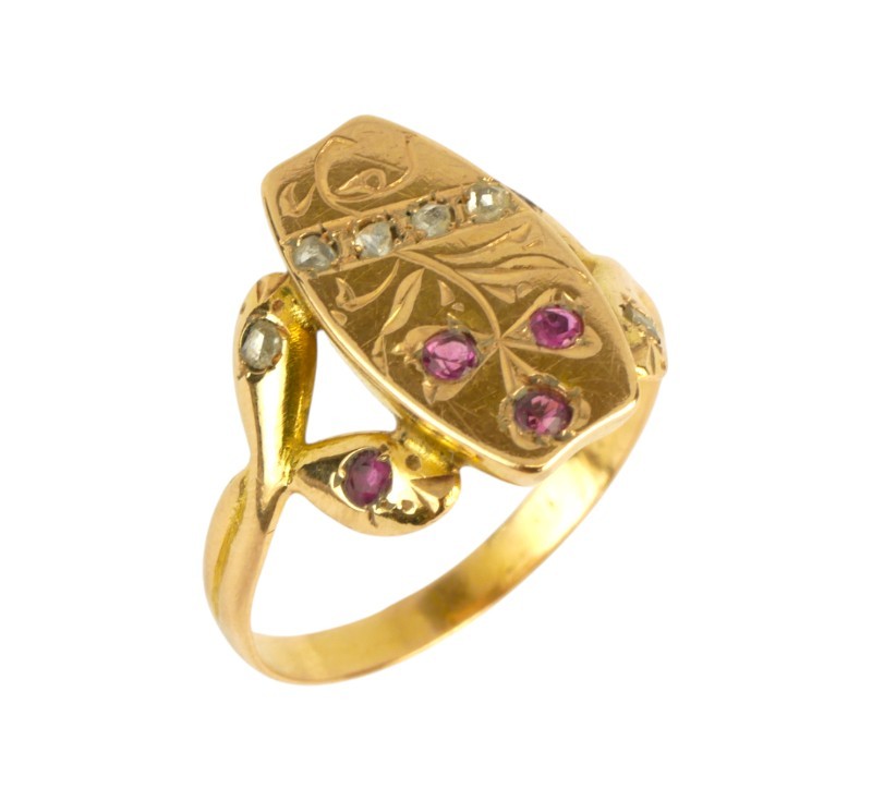 Zlatý prsten s rubíny a diamanty