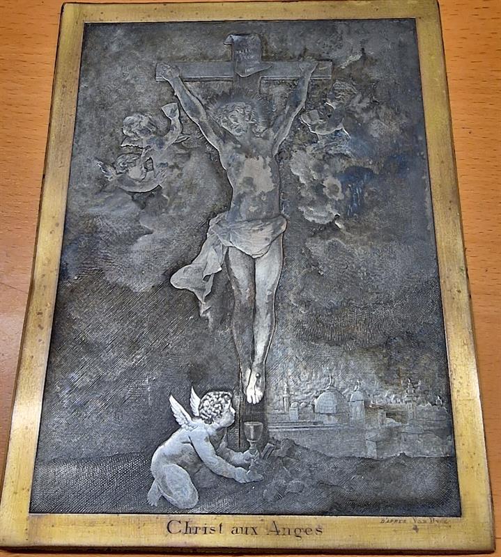 Kristus na kříži, kovová destička