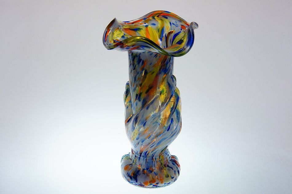 Secesní váza - Ruka s kalichem hojnosti z pestrobarevného brokového skla