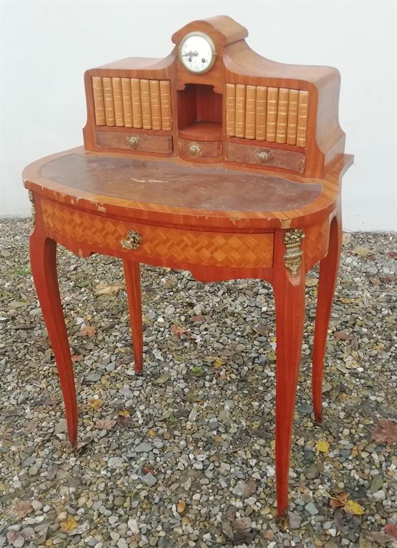 Psací stůl s hodinami