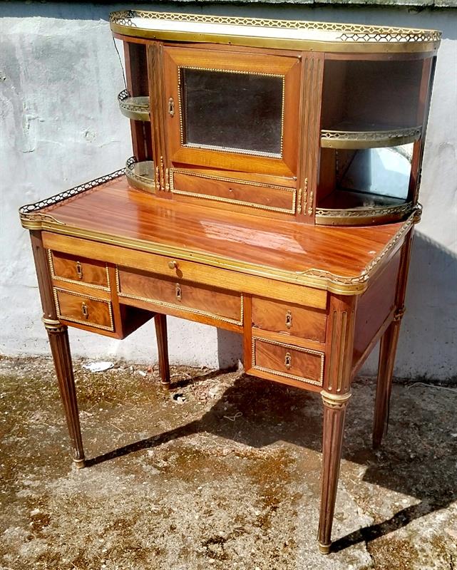 Dámský psací stůl