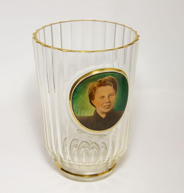 Luxusní bohatě broušená váza - medailon s dámou