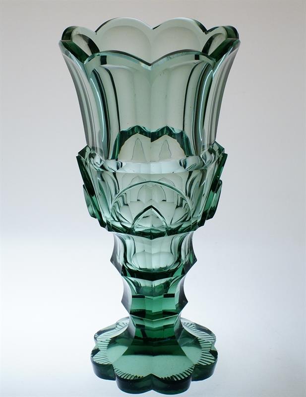 ART - DECO bohatě broušená váza na patce z topasového skla