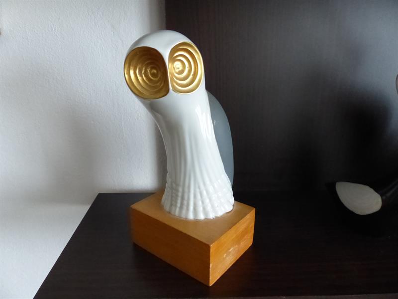 BRUSEL SOVA NA DŘEVĚNÁM SOKLU JEŽEK ROYAL DUX 1960