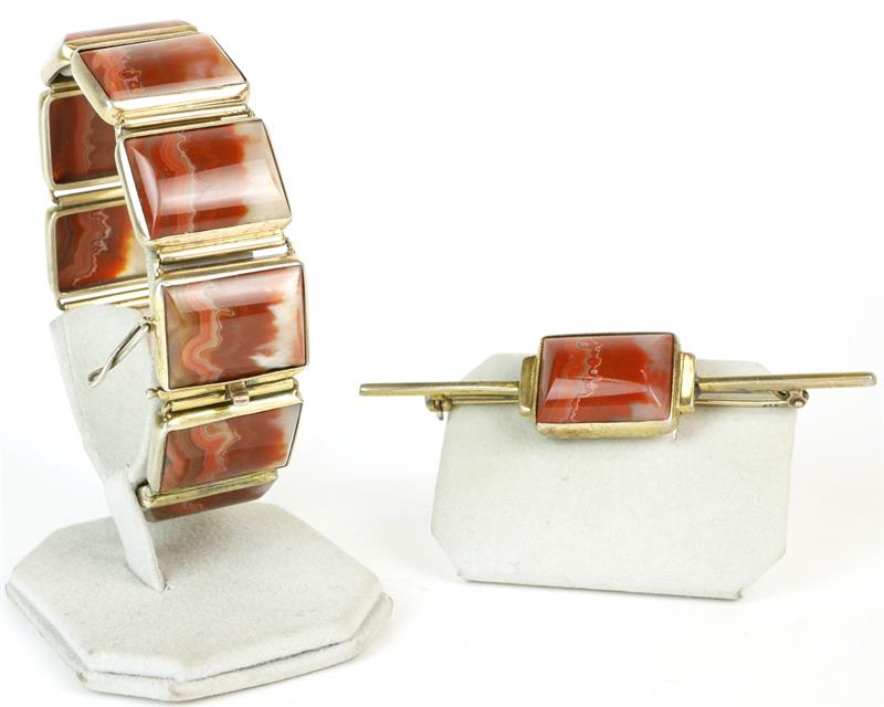 Stříbrný náramek a brož s acháty