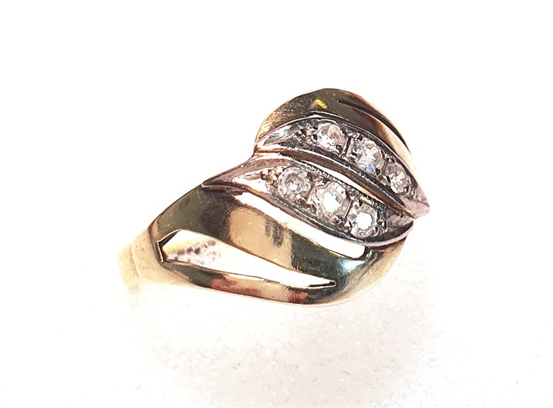 Zlatý prsten se zirkony