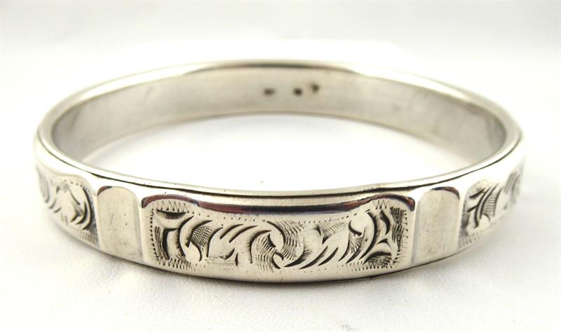 Stříbrný gravírovaný kruhový náramek