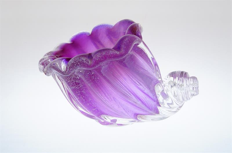 Roh hojnosti - hutní váza, ametystové sklo, zatavený dekor