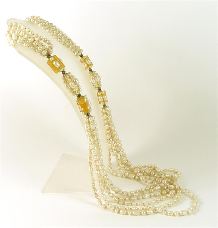 Šestiřadý perlový náhrdelník