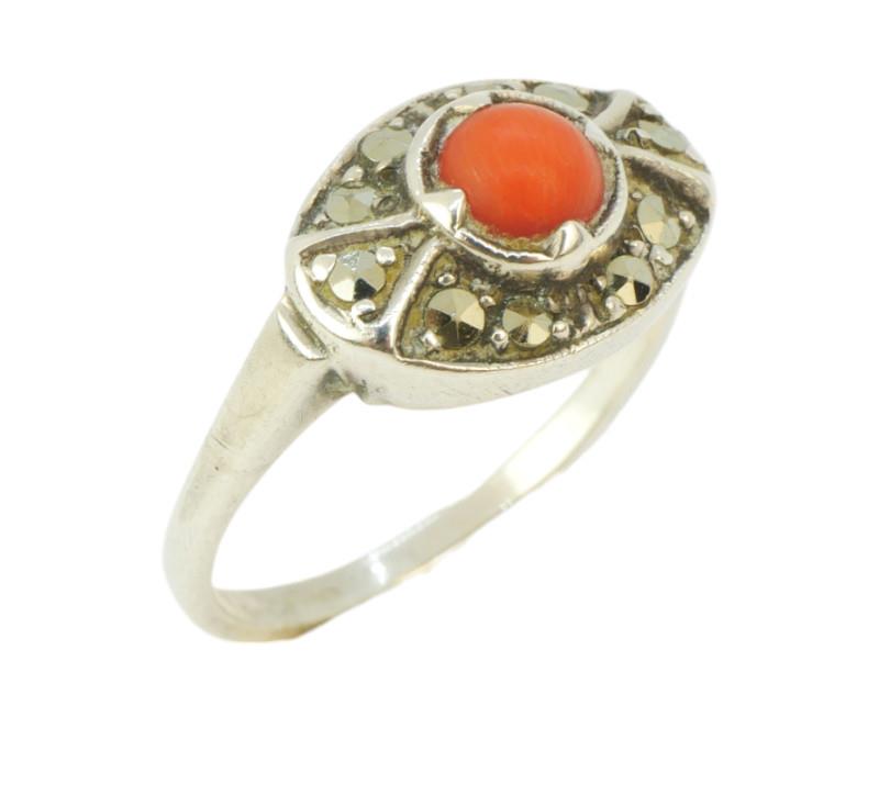 Stříbrný prsten s korálem a markazity