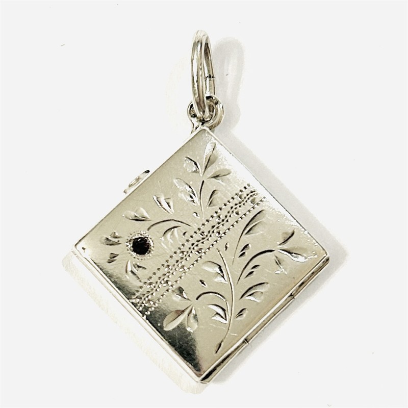 Stříbrný secesní přívěšek/medailon s českým granátem