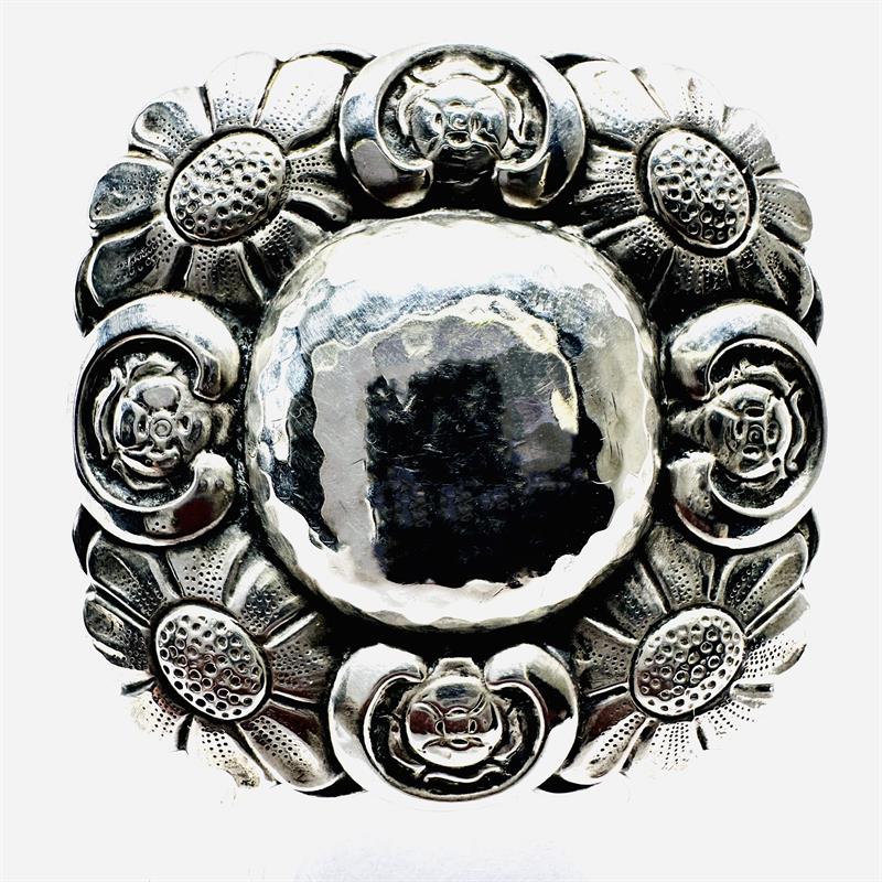 Stříbrná brož s plastickým florálním motivem