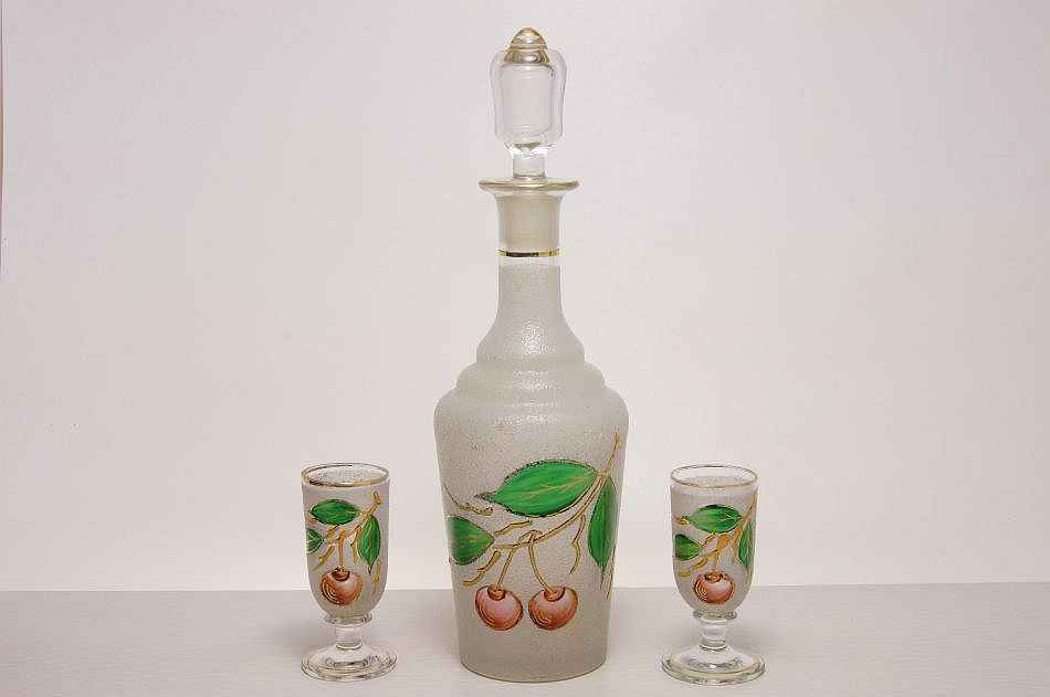Secesní likérová souprava, malované sklo dekorované vypalovanou drtí