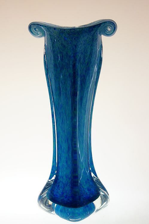 Vysoká secesní váza z kobaltového hutního skla