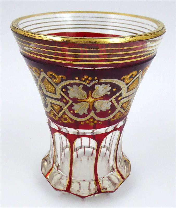 Číše s ornamenty, linkami a rubínovou lazurou