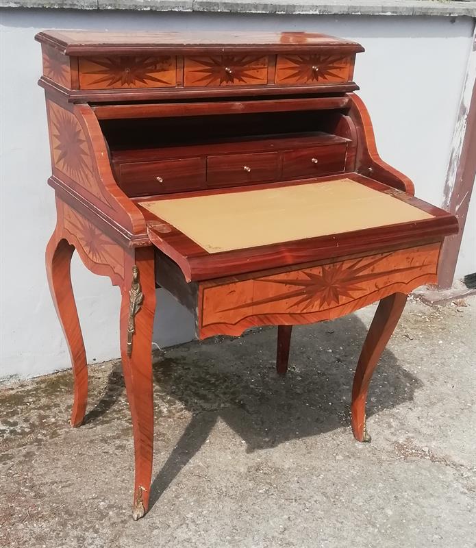 Bohatě intarzovaný psací stůl