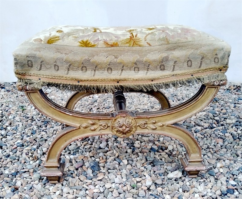 Zlacený vyřezáváný taburet