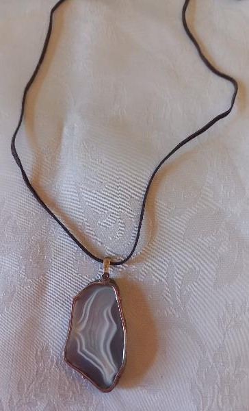 Přívěšek s achátem ve stříbrné štafáži