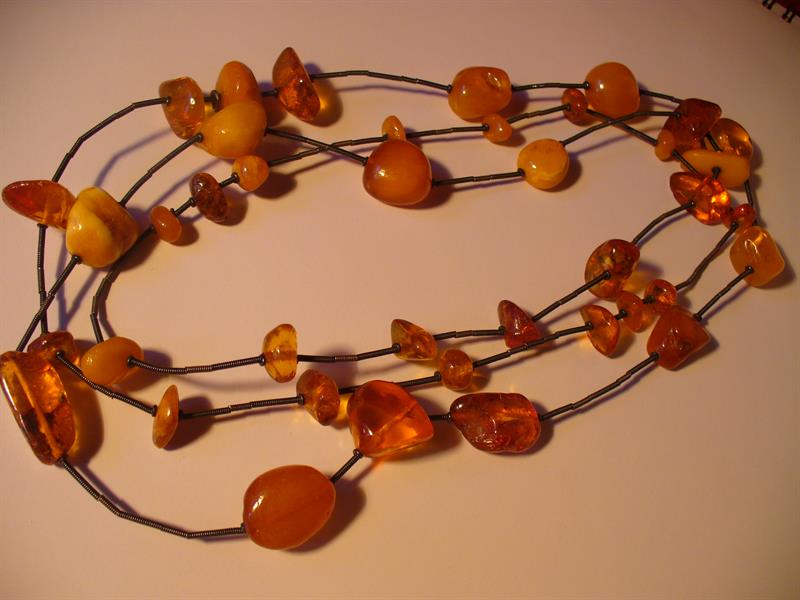 Dlouhý stříbrný náhrdelník s jantary