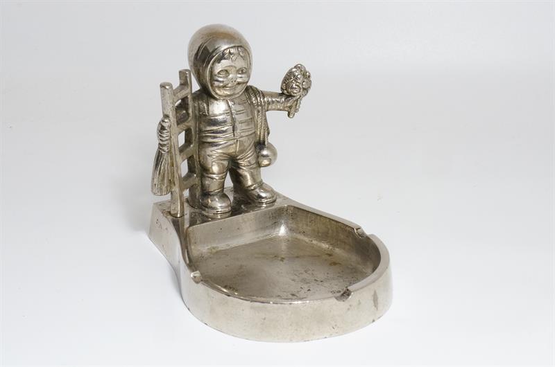 RARITA!! Starý figurální popelník s kominíčkem pro štěstí